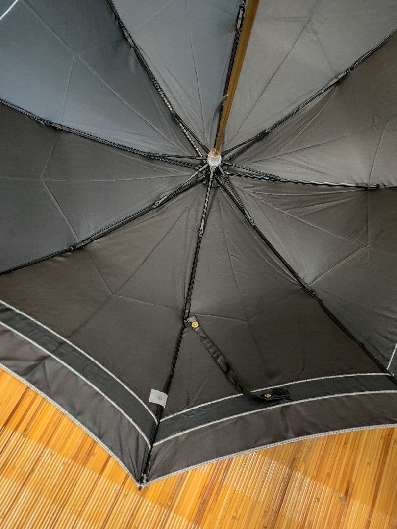 新品未使用セリーヌ、晴雨兼用折りたたみ傘 黒とベージュツートンカラー 男女兼用