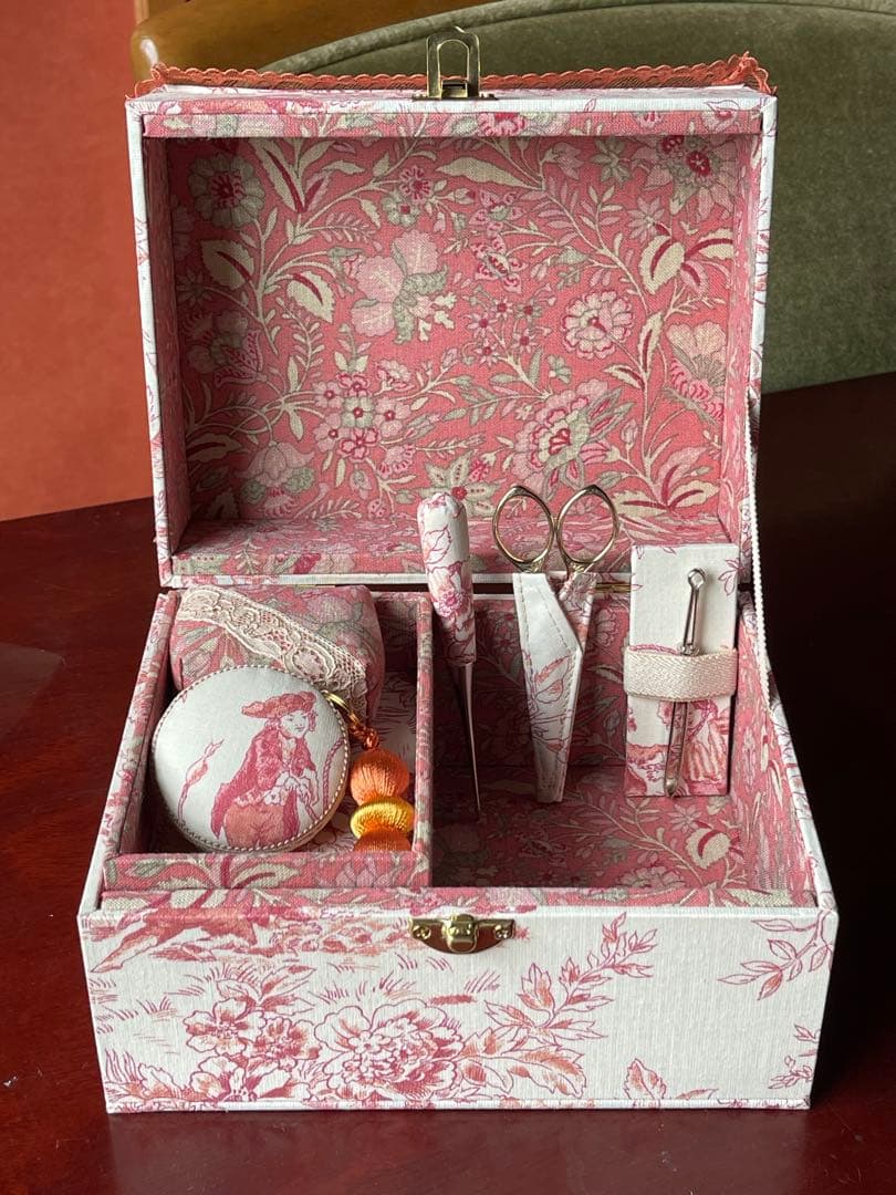 カルトナージュ裁縫箱(中) ピンクオレンジ色　遊んでいる子供達が可愛い‼️
