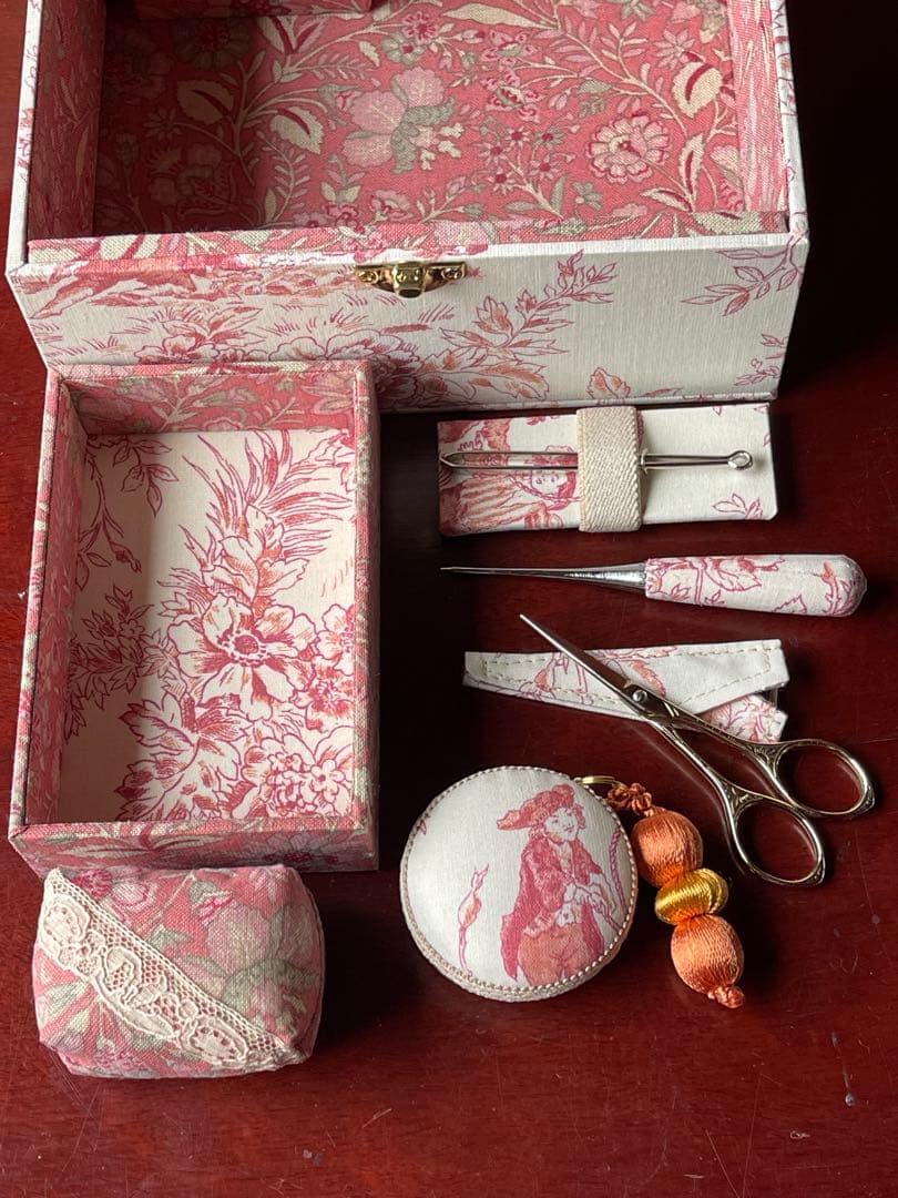 カルトナージュ裁縫箱(中) ピンクオレンジ色　遊んでいる子供達が可愛い‼️