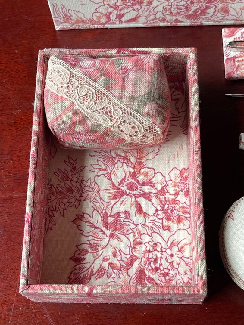 カルトナージュ裁縫箱(中) ピンクオレンジ色　遊んでいる子供達が可愛い‼️