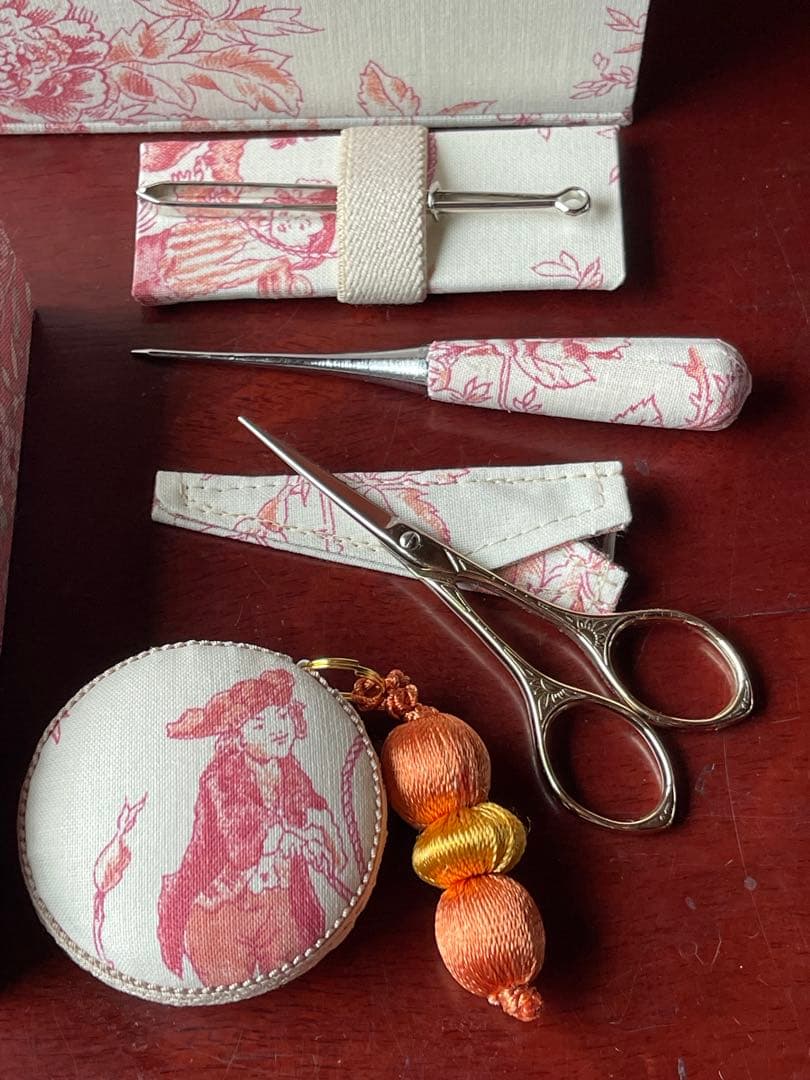 カルトナージュ裁縫箱(中) ピンクオレンジ色　遊んでいる子供達が可愛い‼️