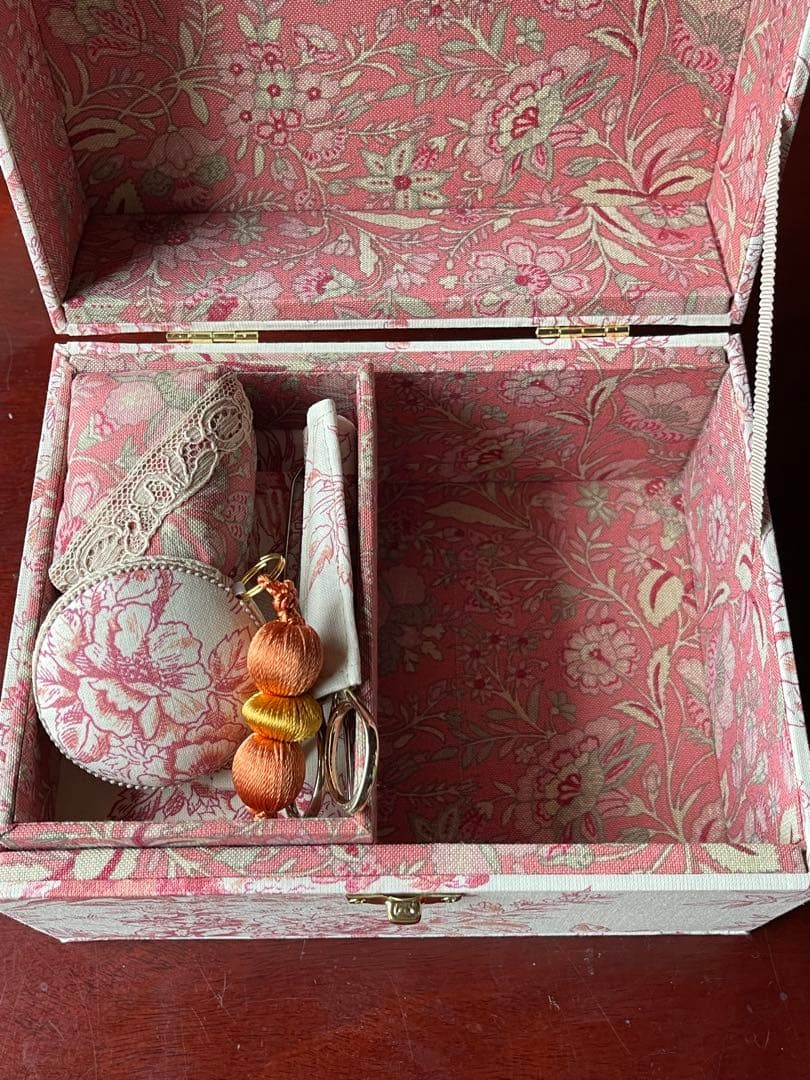 カルトナージュ裁縫箱(中) ピンクオレンジ色　遊んでいる子供達が可愛い‼️