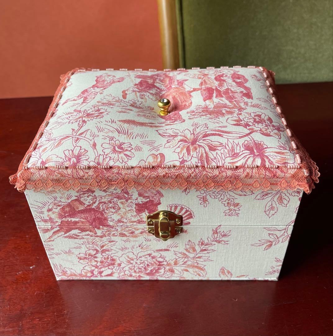 カルトナージュ裁縫箱(中) ピンクオレンジ色　遊んでいる子供達が可愛い‼️