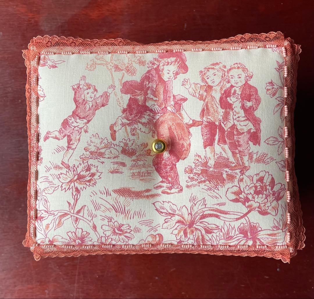 カルトナージュ裁縫箱(中) ピンクオレンジ色　遊んでいる子供達が可愛い‼️