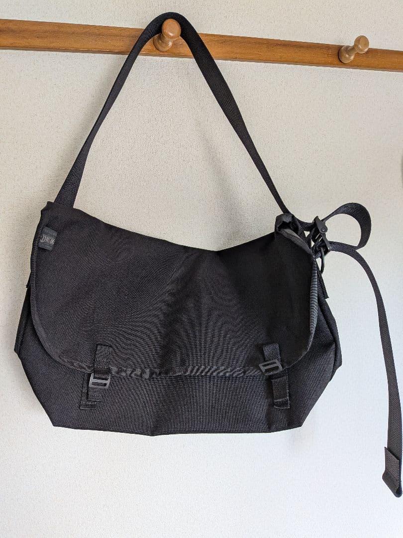 アクセサリー the messenger bag half (black)BLUE LUG