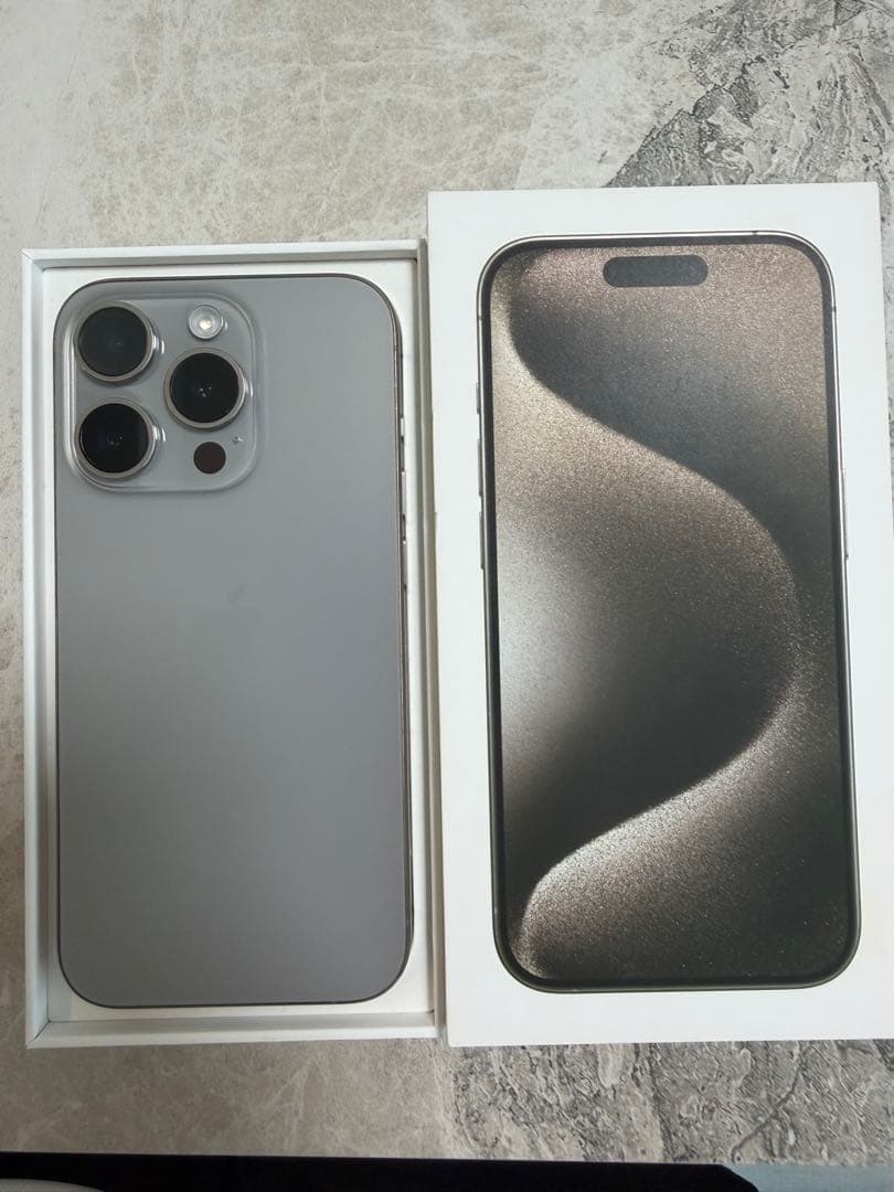 Apple iPhone 15Pro ナチュラルチタニウム本体