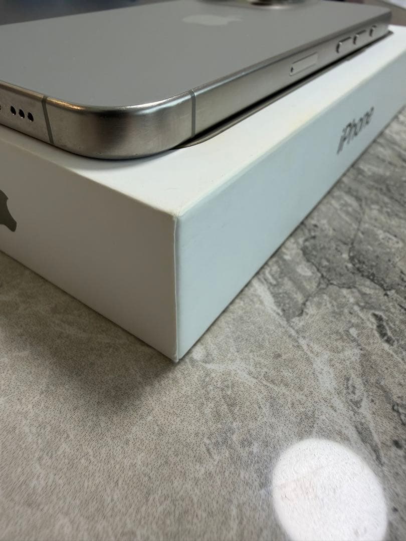 Apple iPhone 15Pro ナチュラルチタニウム本体