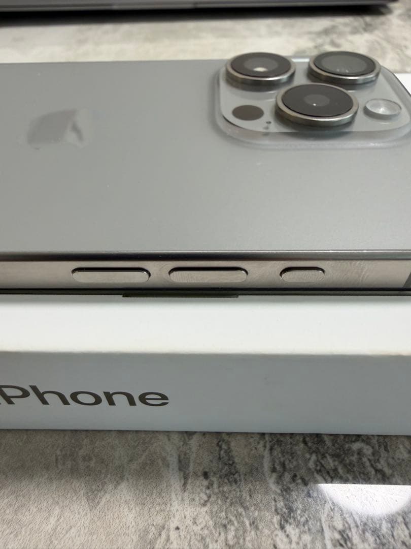 Apple iPhone 15Pro ナチュラルチタニウム本体