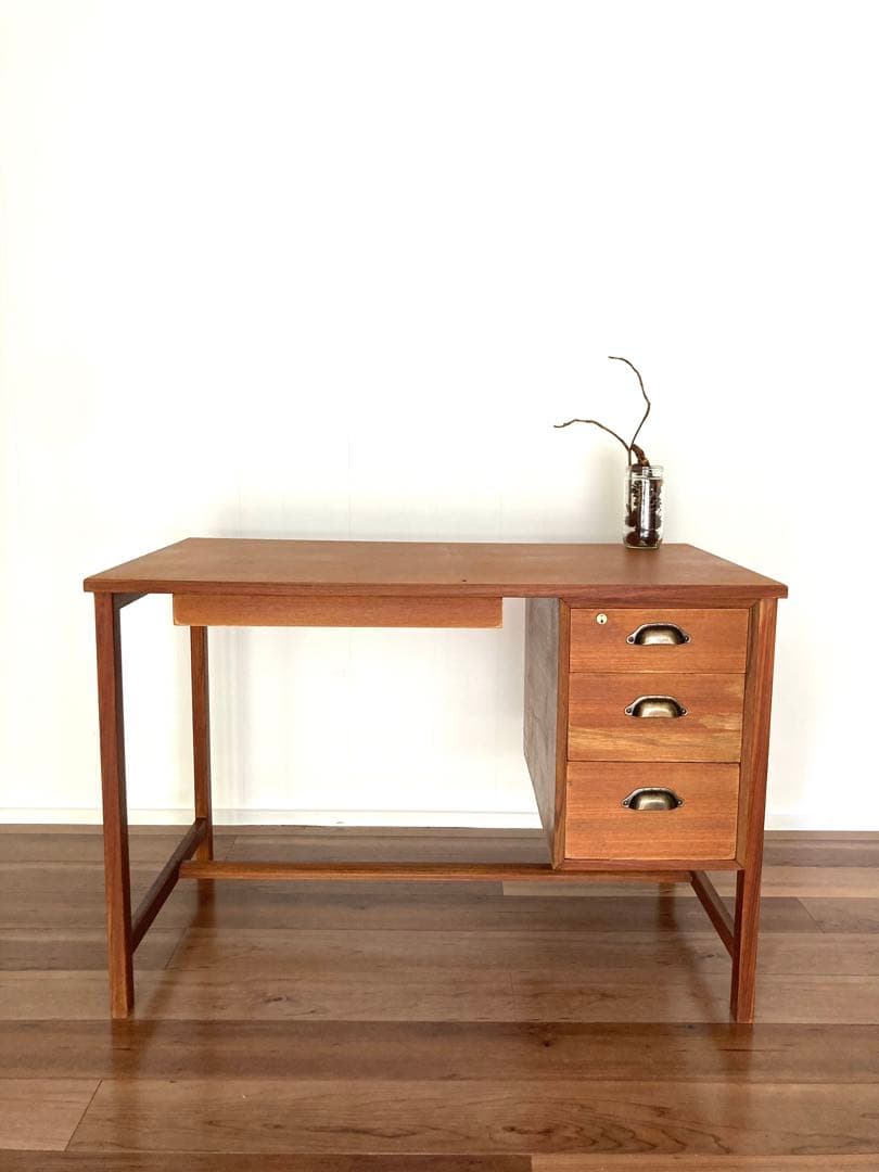 【週末sale】木製の片袖机　ヴィンテージ　昭和レトロ　取っ手交換済み