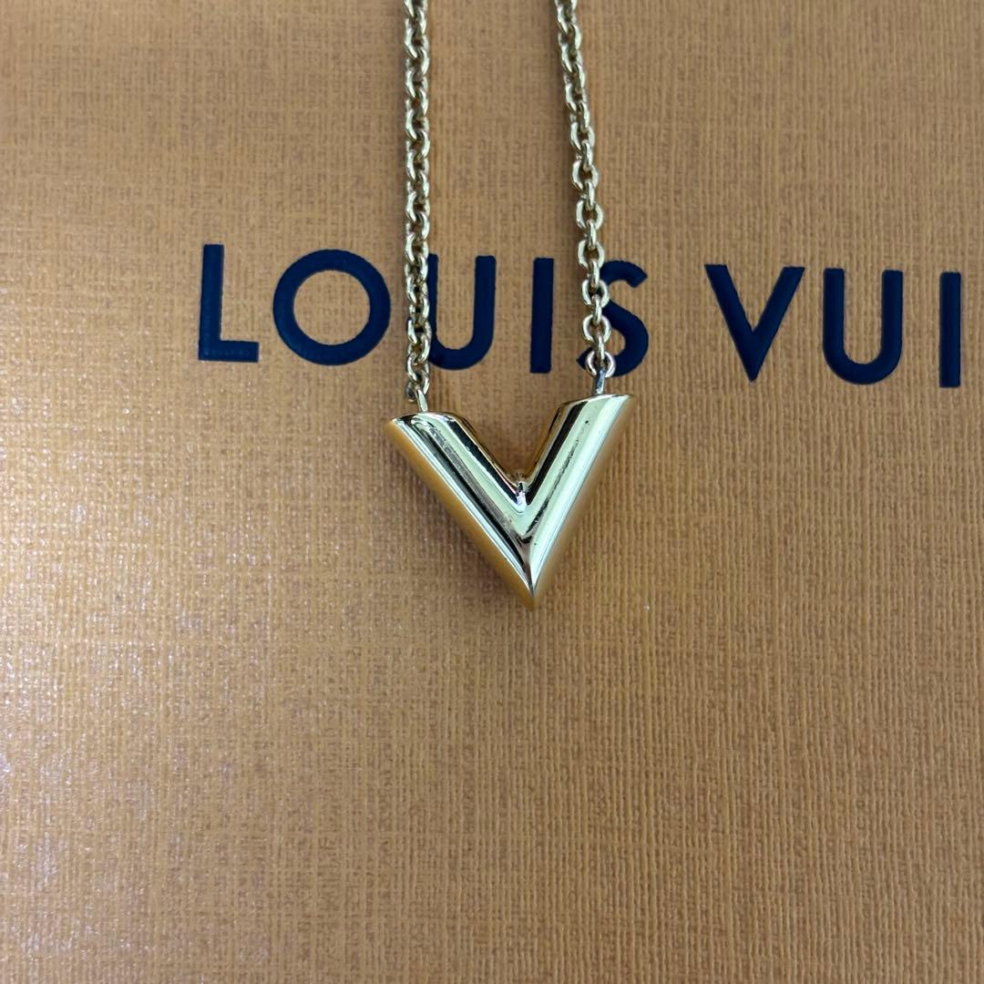 LOUIS VUITTON エッセンシャルVネックレス