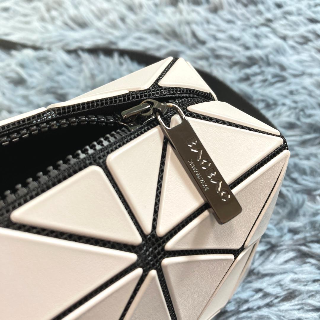 美品　バオバオ　イッセイミヤケ　BB33AG661　ショルダーバッグ　ホワイト