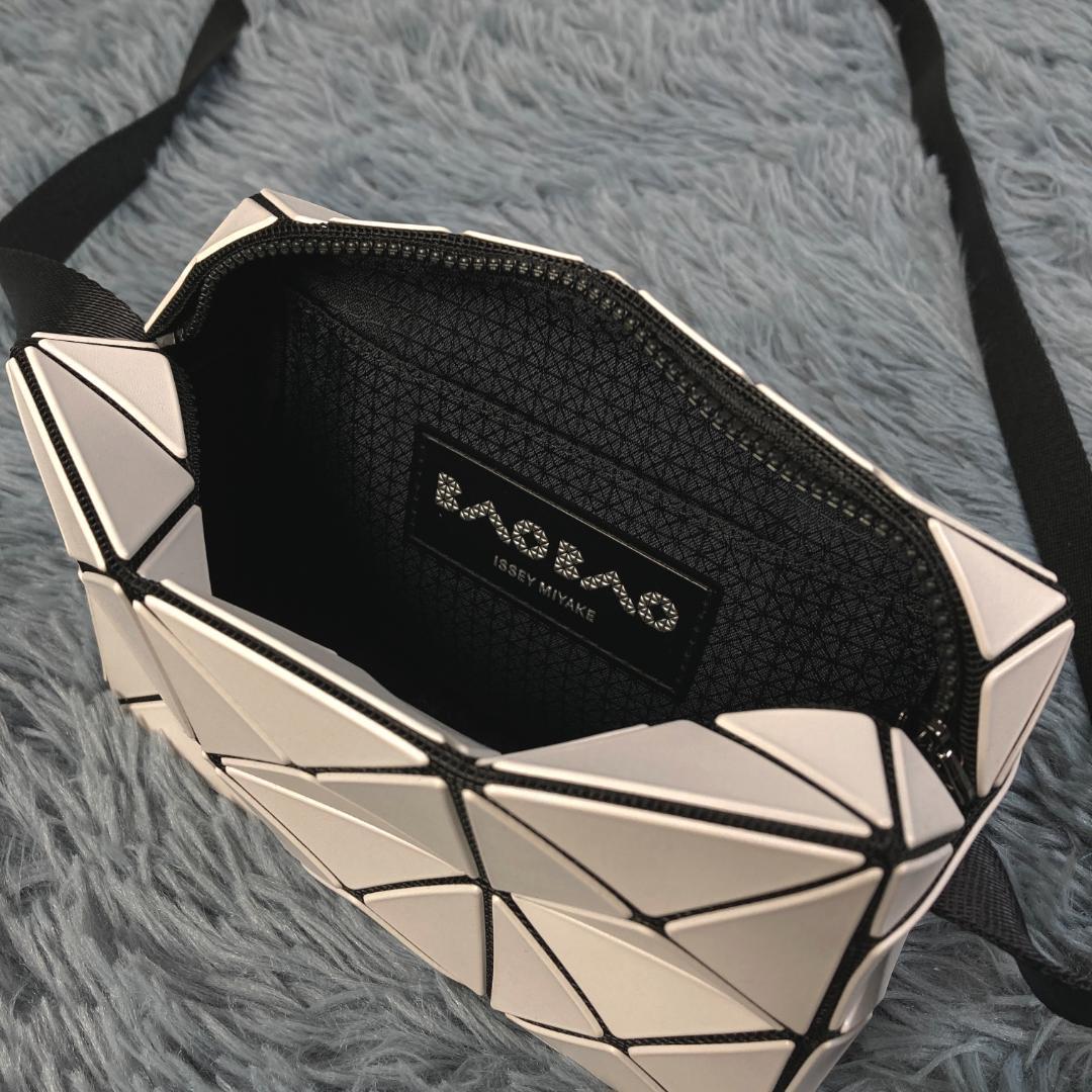 美品　バオバオ　イッセイミヤケ　BB33AG661　ショルダーバッグ　ホワイト