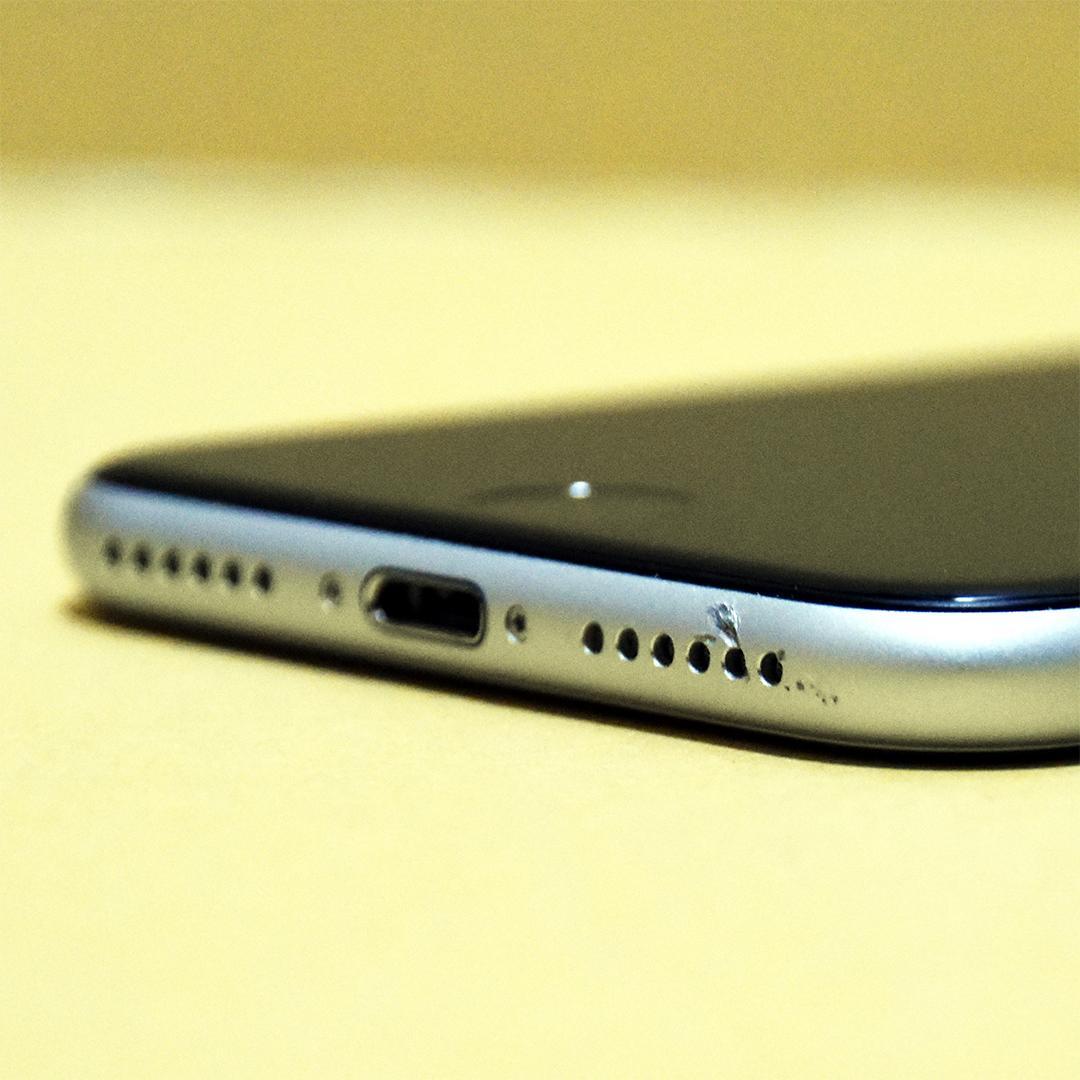 iPhoneSE 第2世代 64GB SIMフリーホワイトバッテリーサービス表示