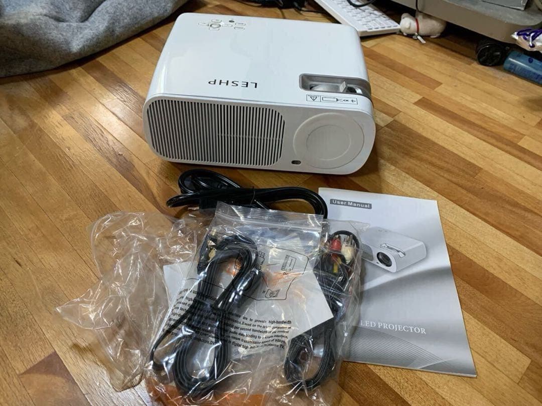 【再々値下げ】夏休みの思い出を大画面で！LESHP プロジェクター本体 ホワイト