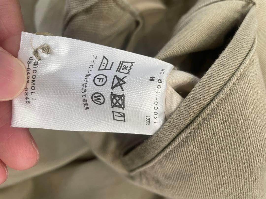 COMOLI｜ KHAKI チノパンツ｜②