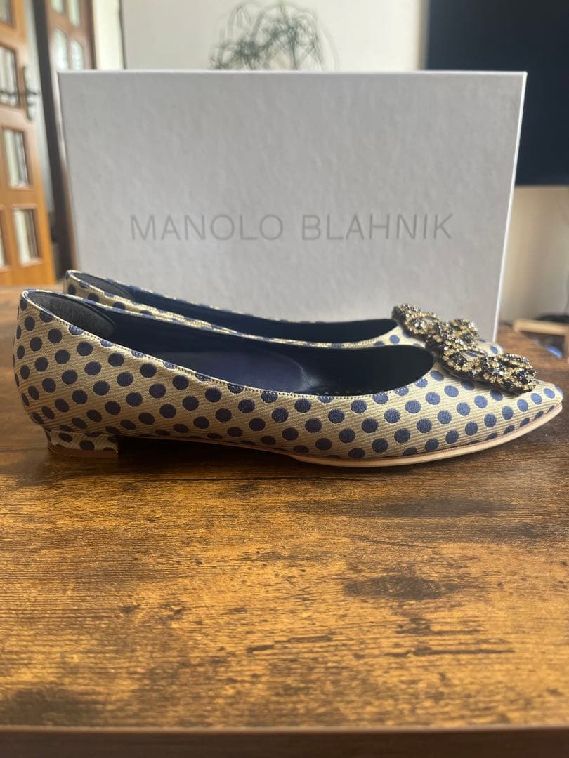 マノロブラニク ハンギシ 39 フラットパンプス