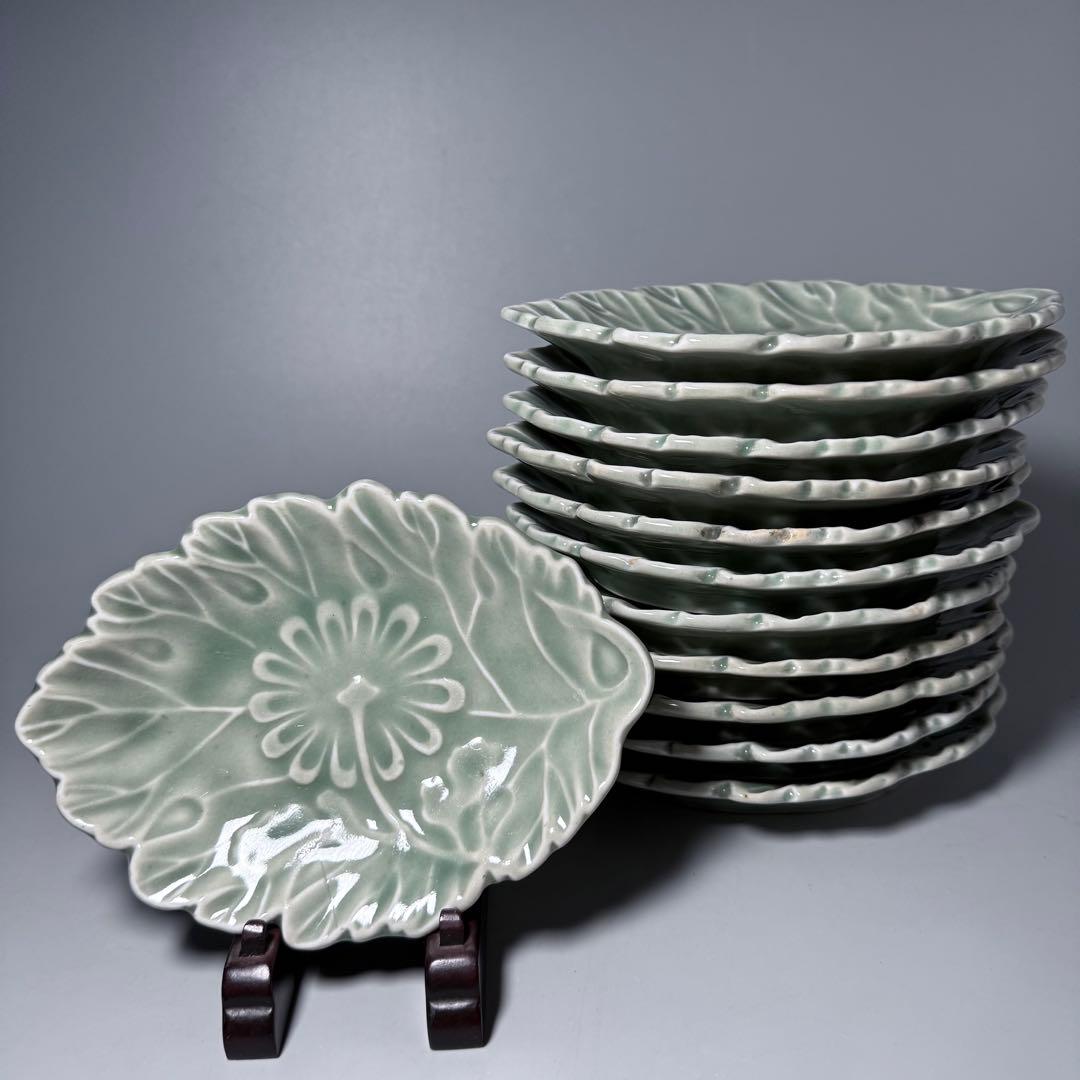 幕末〜明治　鍋島青磁　花文様陽刻葉形皿　12枚　料理屋　古器を楽しむ