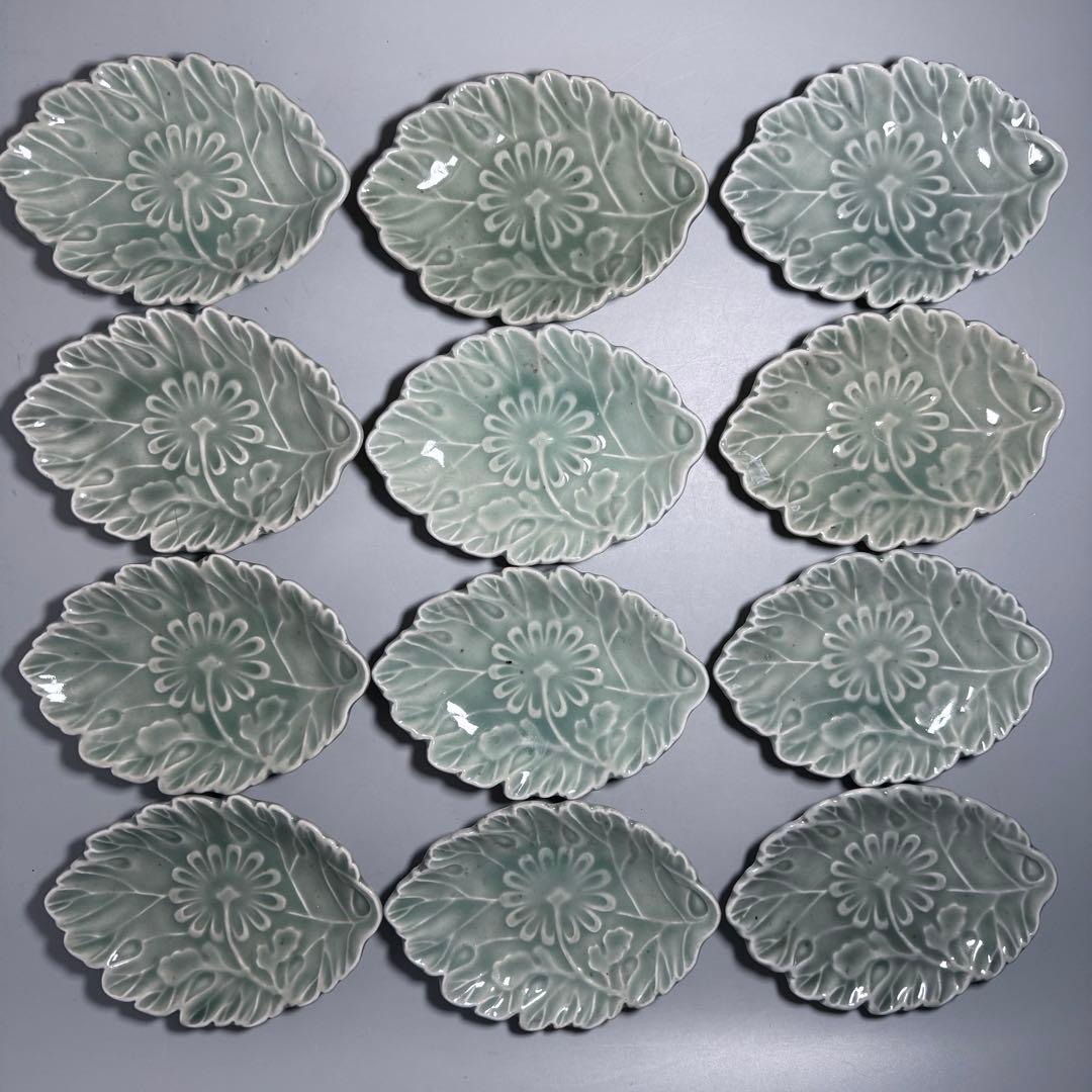 幕末〜明治　鍋島青磁　花文様陽刻葉形皿　12枚　料理屋　古器を楽しむ