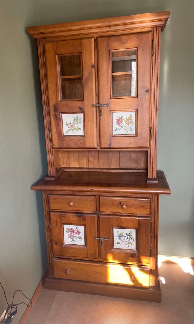 スペインタイル　食器棚