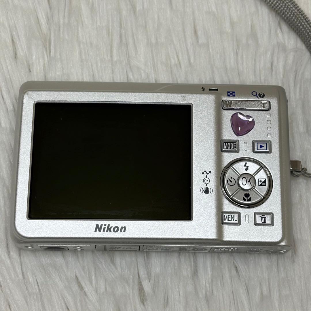 美品　Nikon カメラ　COOLPIX S200 シルバー　コンデジ　動作品