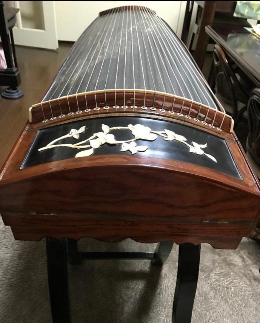 中国古筝21弦筝本体及びハードケース、立奏台、琴柱、調弦ハンマー、交換用新品弦