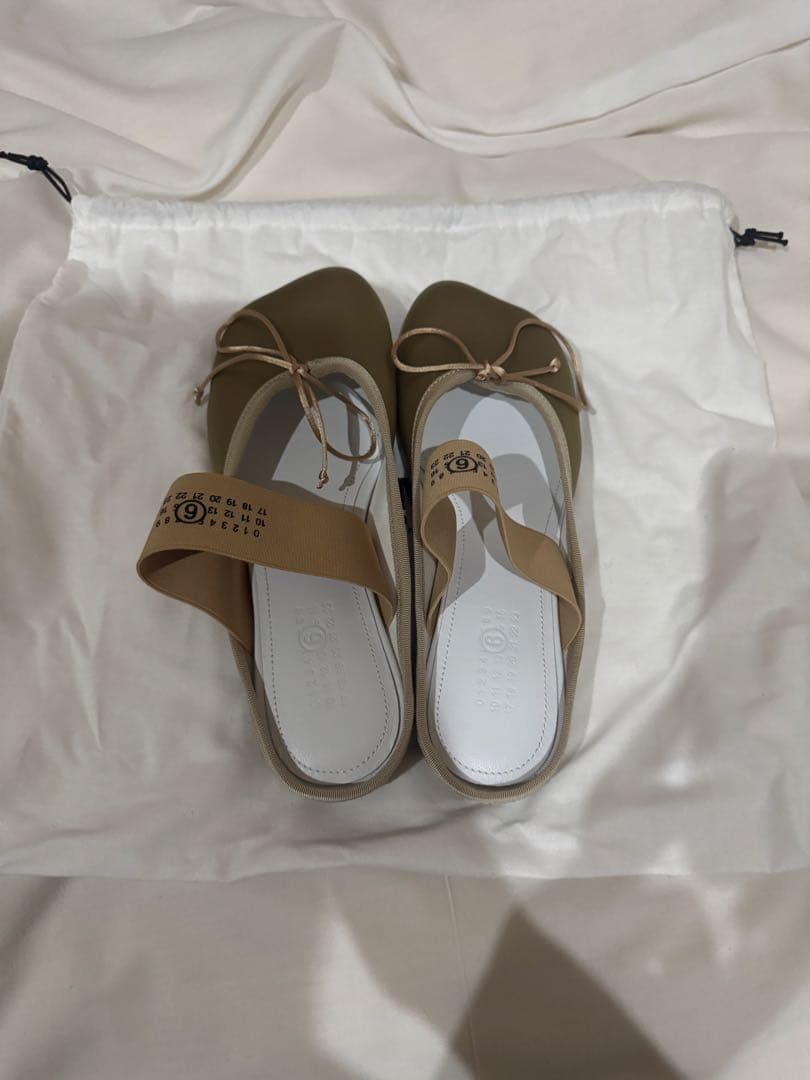 MM6 ロゴ入りミュール　サテンベージュ