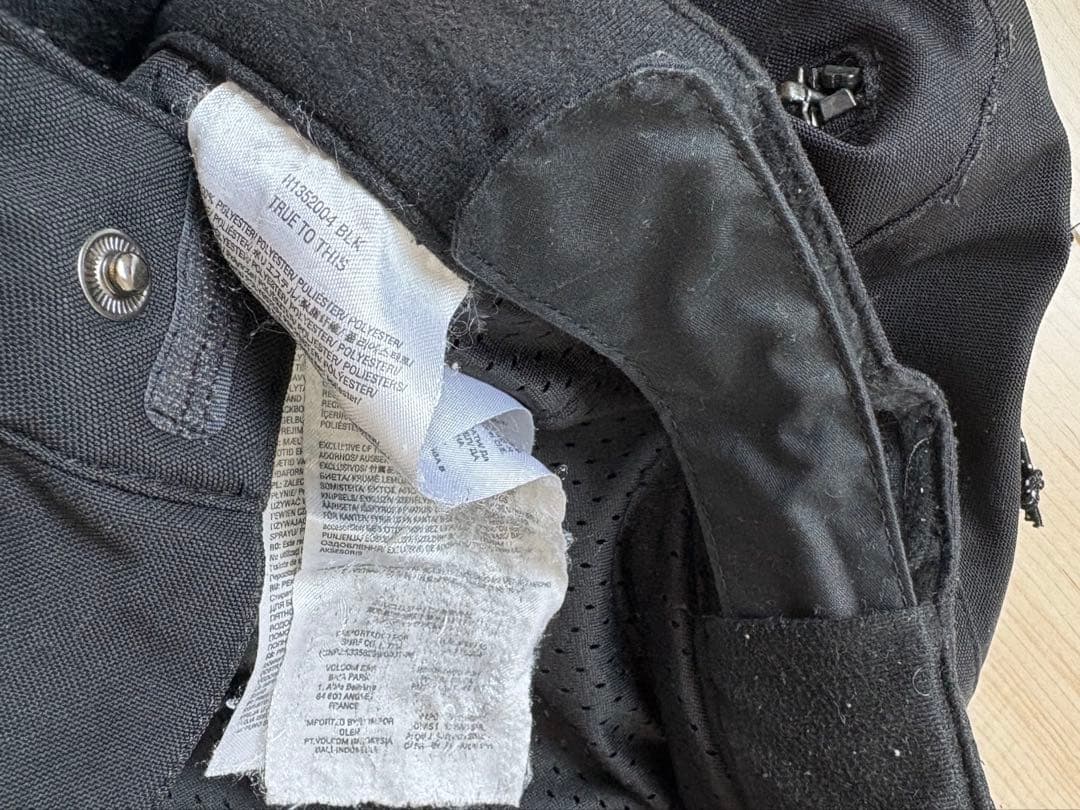 VOLCOMスノーボードウェア上下セット　 ジャケットはGORE-TEX ！！