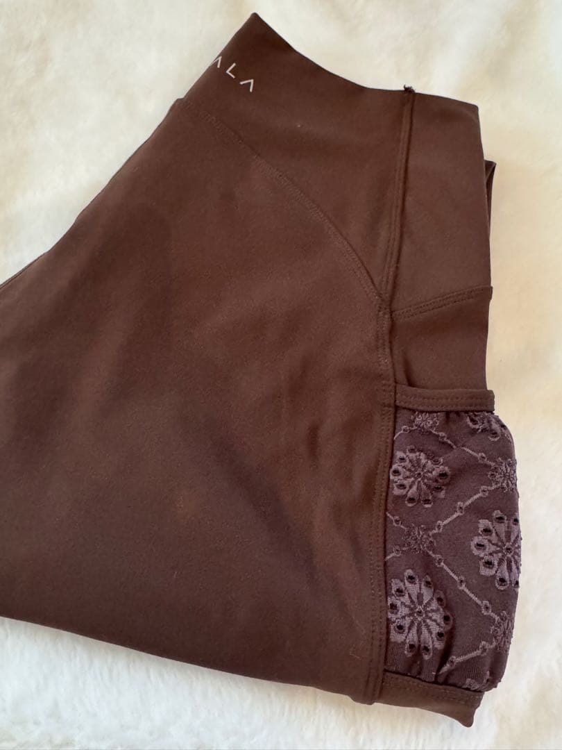 2025秋の新作 【 SUKALA】フラワーレースレギンス ブラウン　L