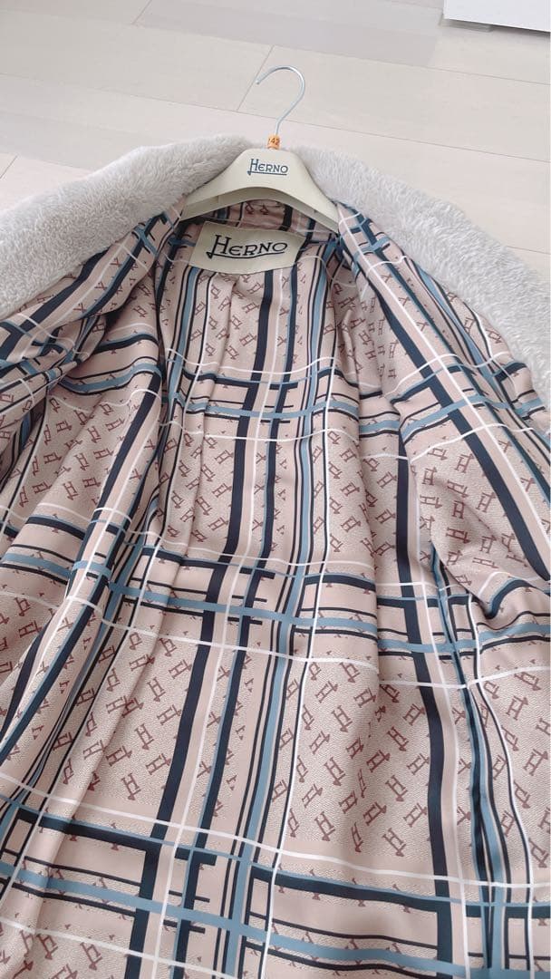 新品同様美品Herno ベージュベルト付きロングコート42