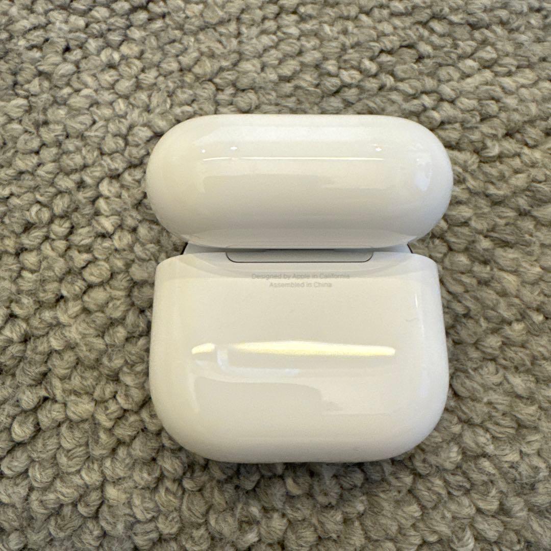 新品同様 Apple AirPods4 MXP93J/A ノイズキャンセリング有