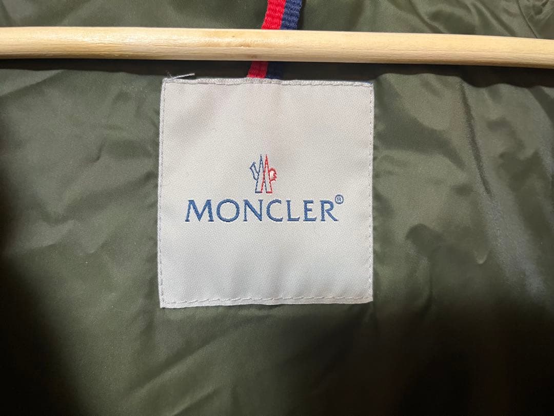 Moncler オリーブグリーンダウンジャケット