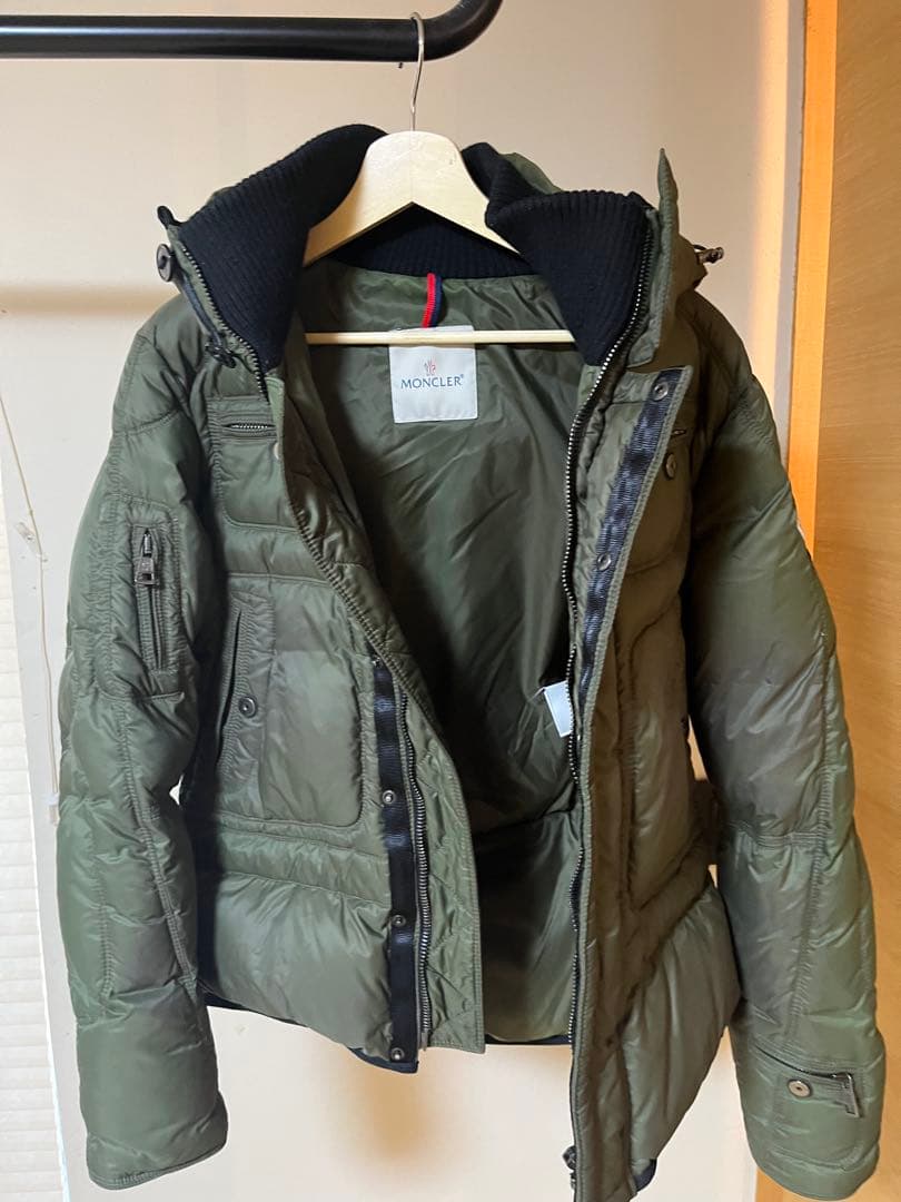 Moncler オリーブグリーンダウンジャケット