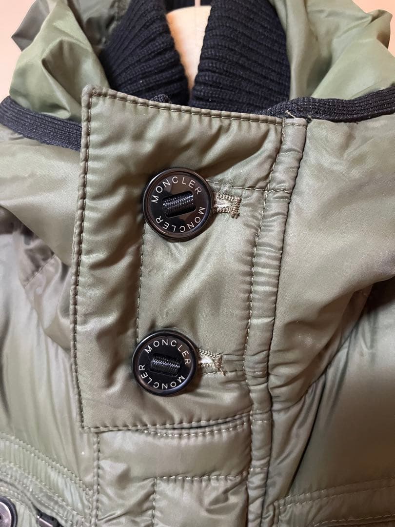 Moncler オリーブグリーンダウンジャケット