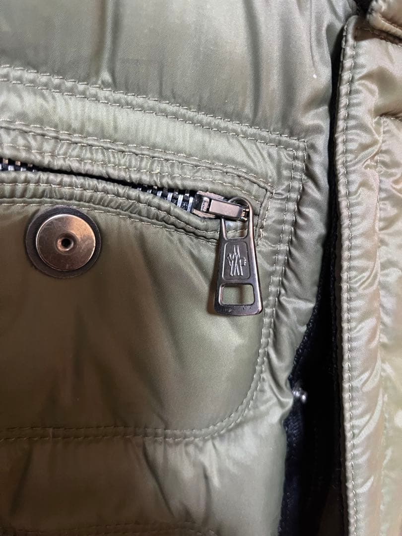 Moncler オリーブグリーンダウンジャケット