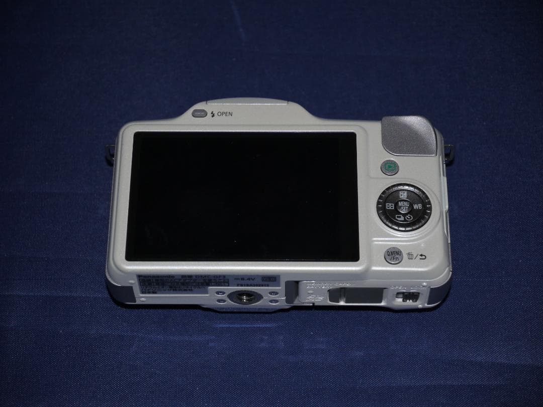 軽量　高画質　パナソニック　LUMIX DMC-GF3　ボディ　人気色のホワイト