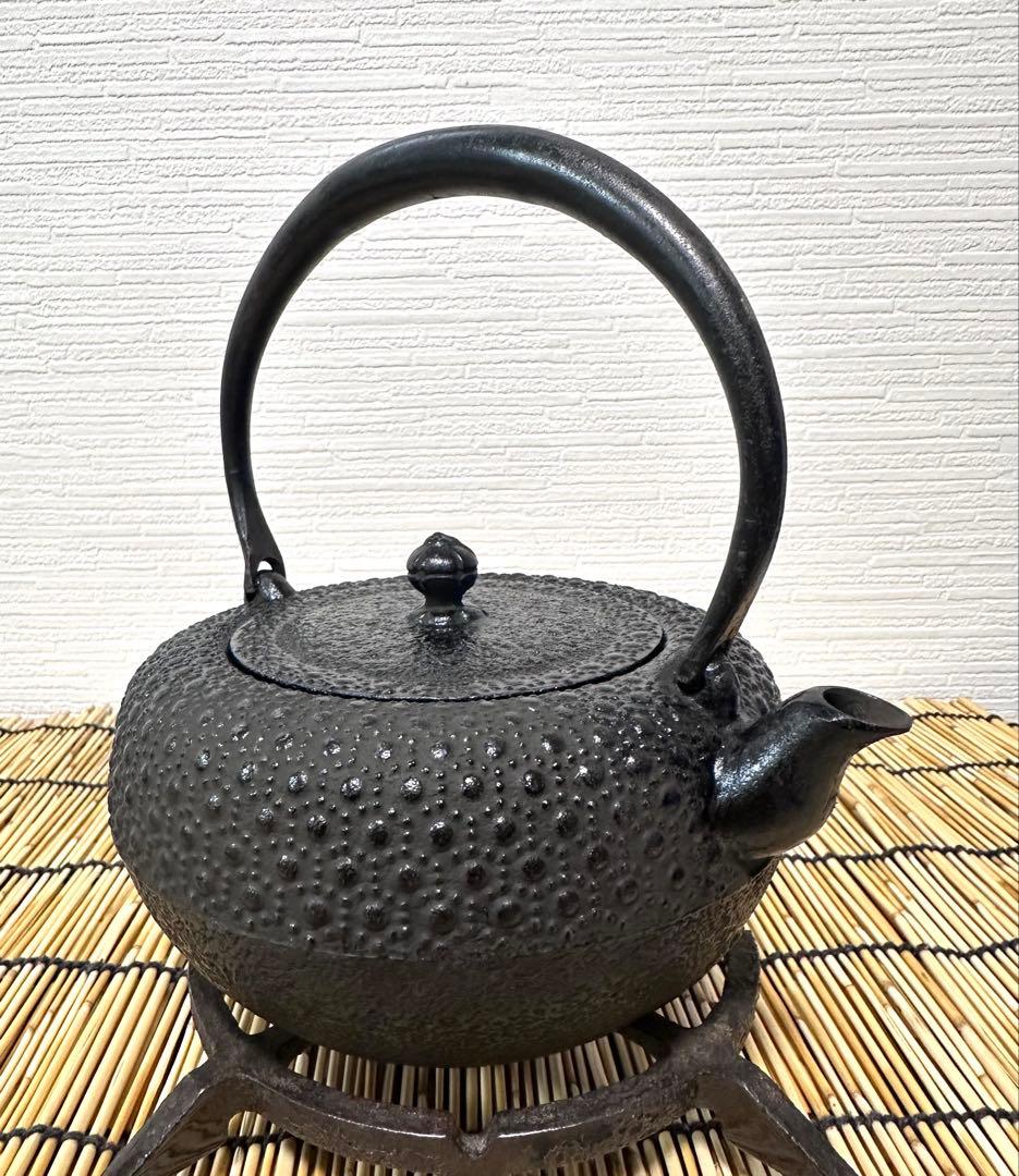 新品、未使用品　南部岩鋳造　１０型　姥口亀甲　南部鉄瓶　南部鉄器　鉄瓶