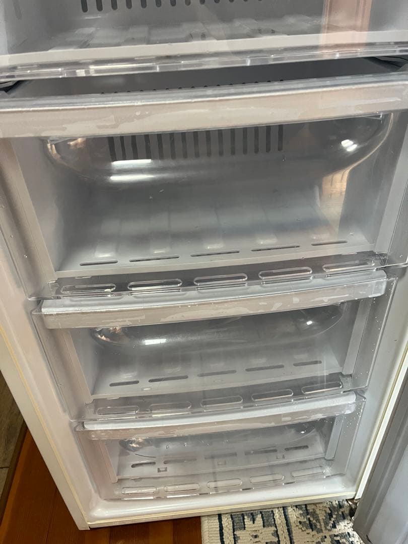 ・三菱電機ノンフロン冷凍庫 MF-U12N-W