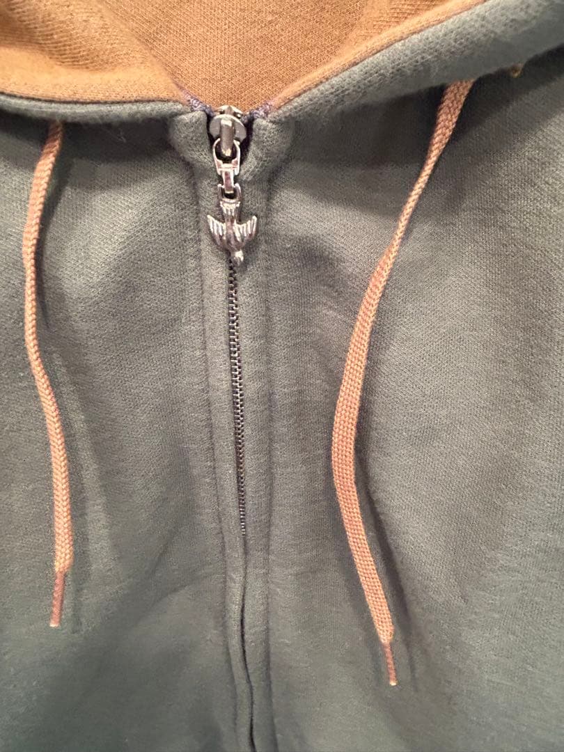 ミナペルホォネンのパーカー