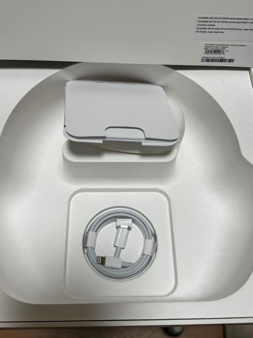 AirPods Max　ワイヤレスヘッドホン カラー···シルバー