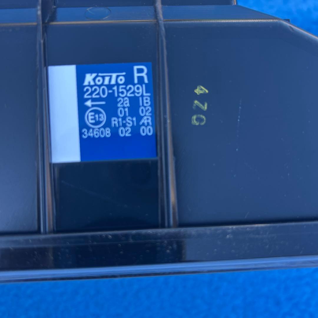 小糸LEDテールランプ 右側　新車外し　クリアー21W 新型　ノーマルターン