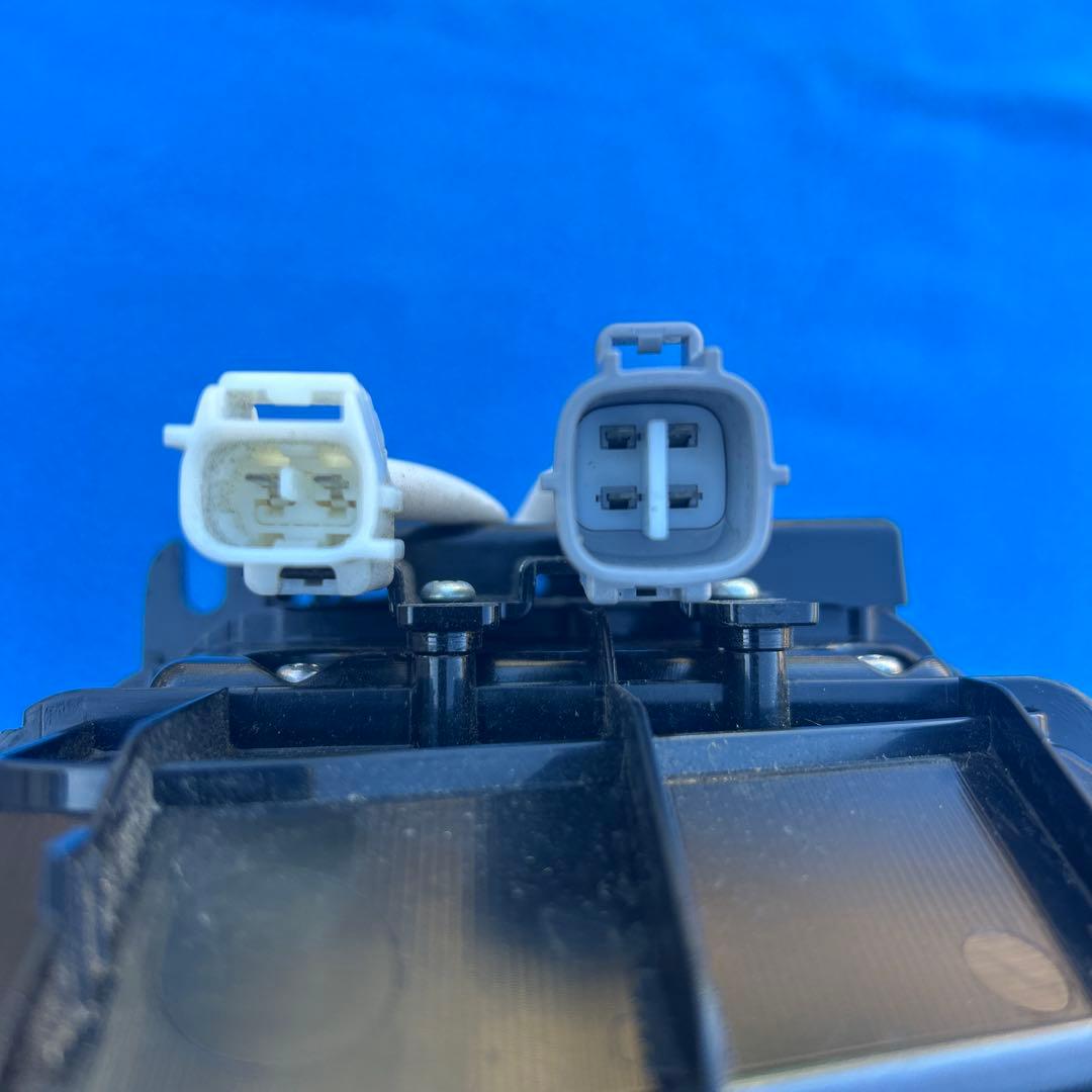 小糸LEDテールランプ 右側　新車外し　クリアー21W 新型　ノーマルターン