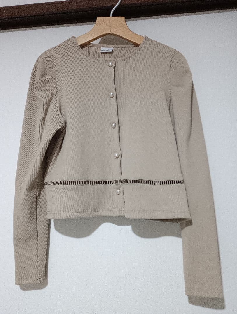 メゾンエシェル　パールボタンリブカーディガン　ベージュ