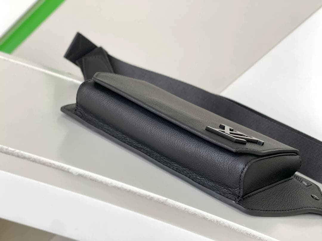 LOUIS VUITTON テイクオフ・スリング ボディバッグ M57081