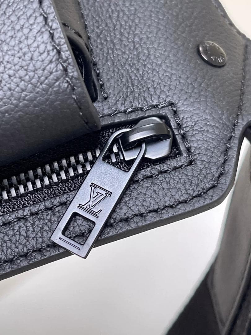 LOUIS VUITTON テイクオフ・スリング ボディバッグ M57081