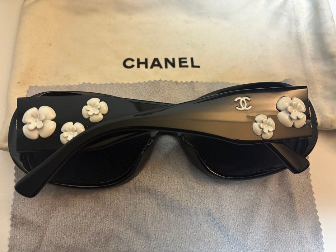 CHANEL ブラック フラワーサングラス