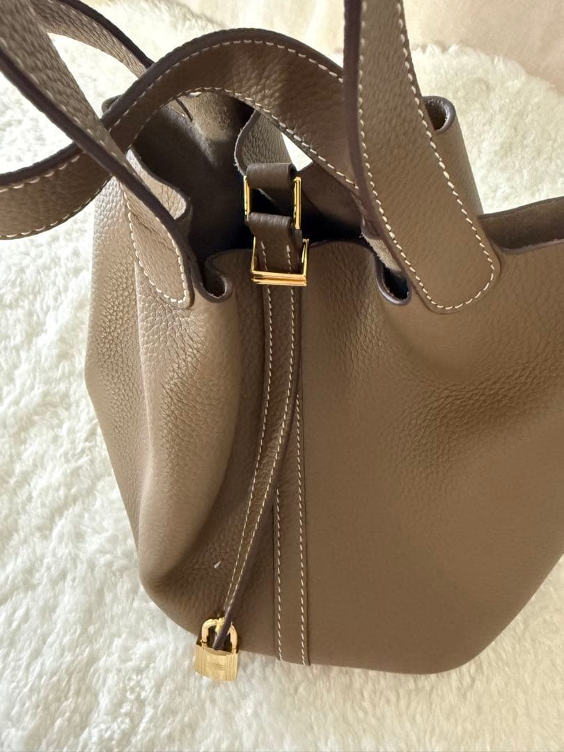 新品本革キューブ型バッグ　レザーハンドバッグ　新品レザーバック