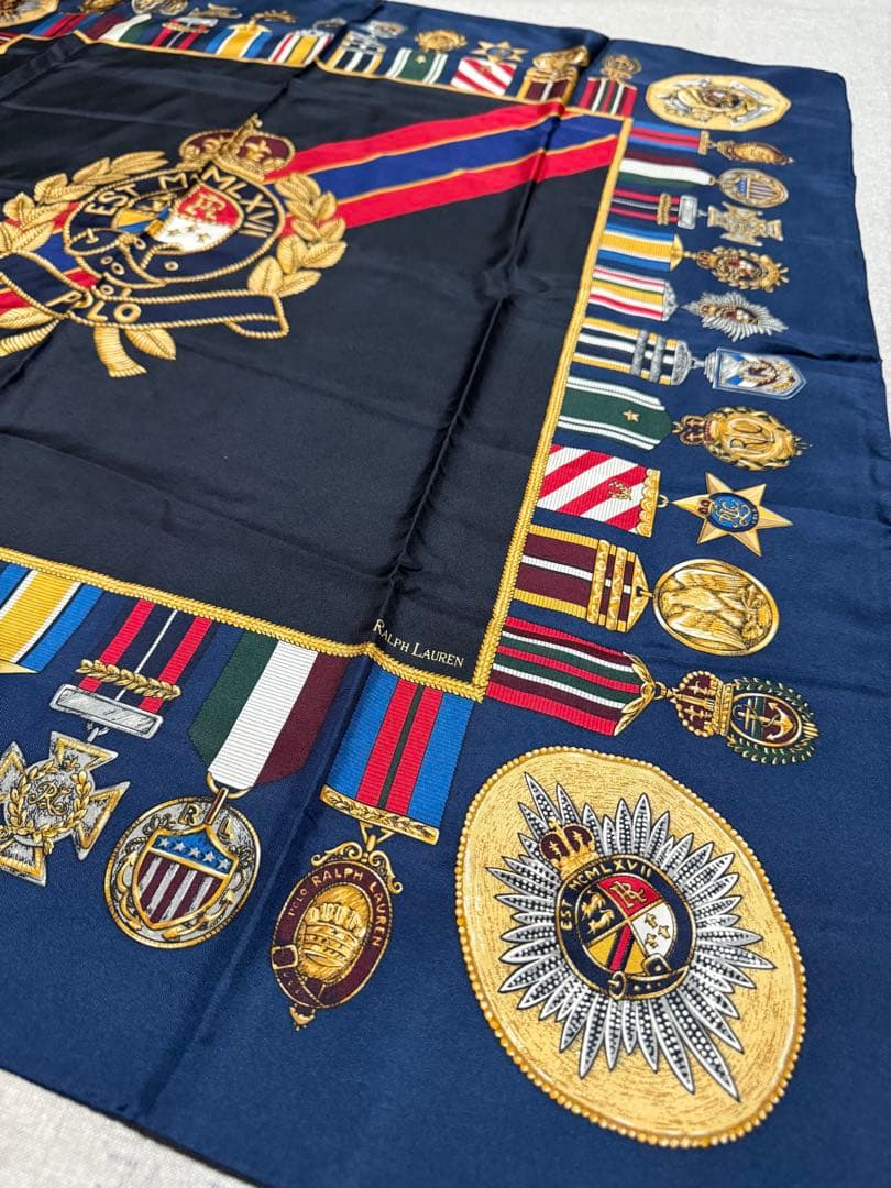 Ralph Lauren／大判スカーフ／メダルプリント／ネイビー／マルチカラー