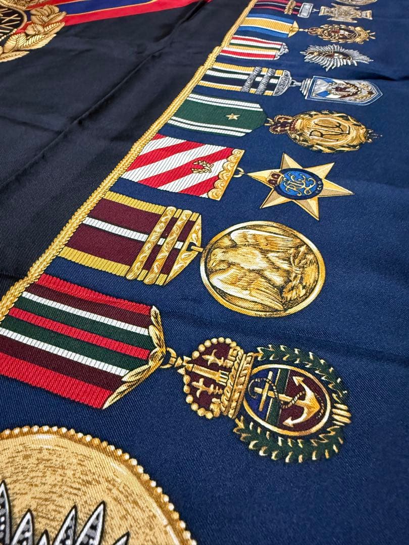 Ralph Lauren／大判スカーフ／メダルプリント／ネイビー／マルチカラー