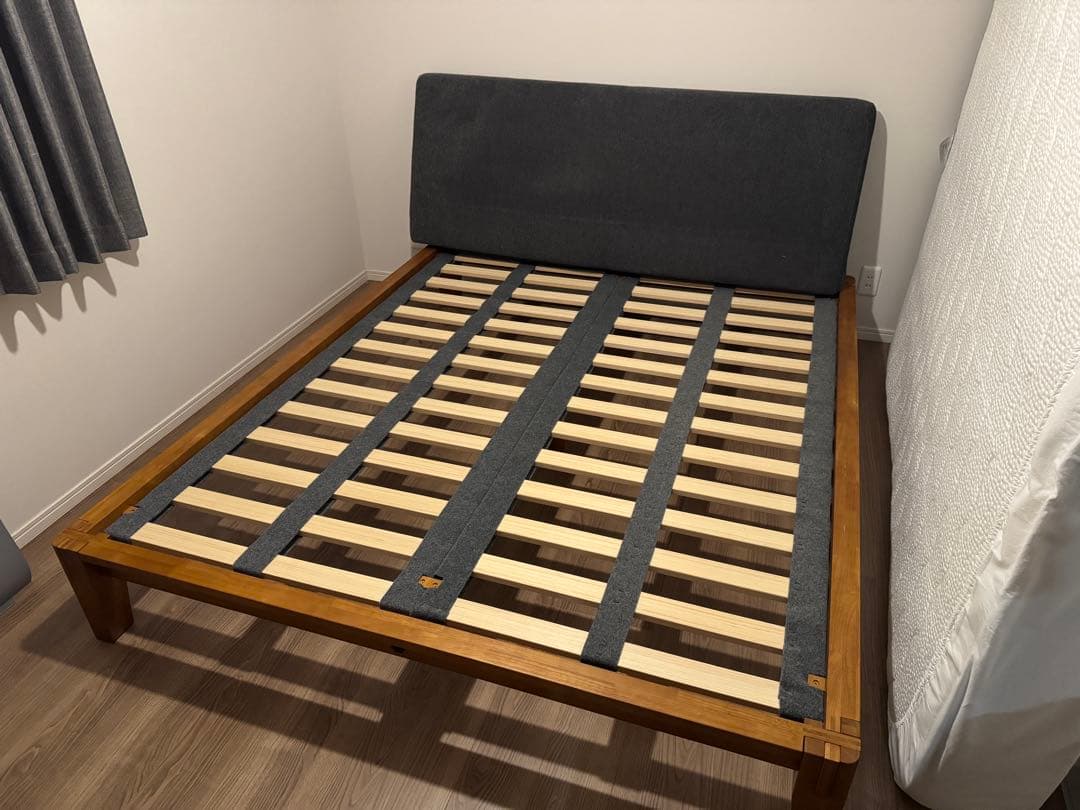 gugu ベッドフレーム（ブラウン）クイーンサイズ　ヘッドボード付き