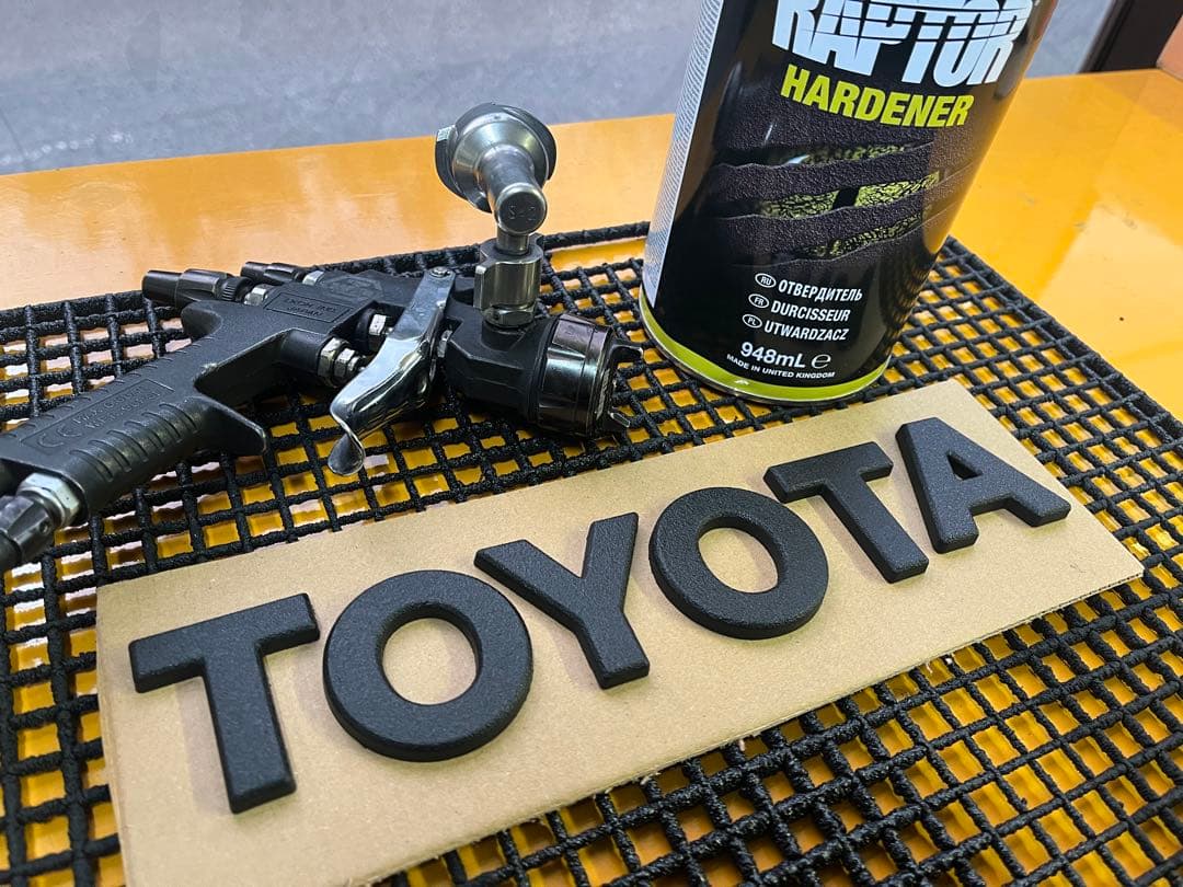 TOYOTA エンブレム カスタム ラプターライナー塗装ブラックランクル250用